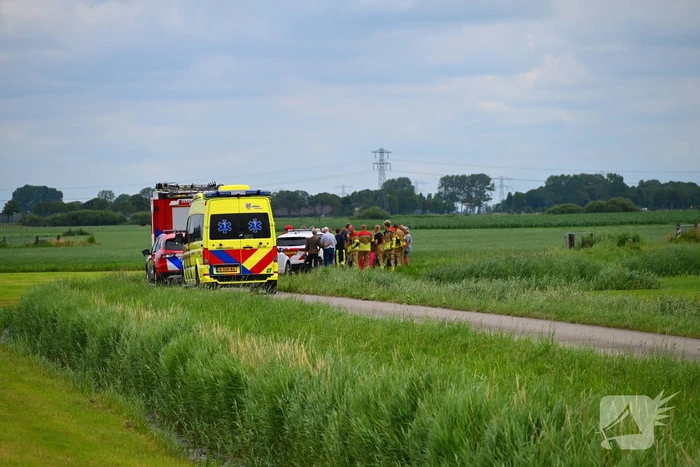Oudere vrouw met rollator in het water