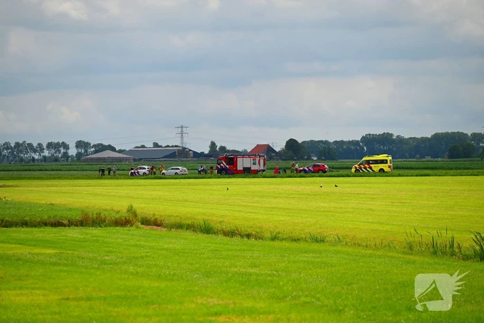 Oudere vrouw met rollator in het water