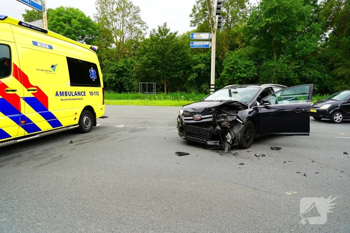 Botsing met blikschade op drukke kruising