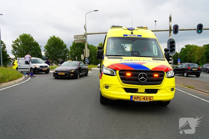 Botsing met blikschade op drukke kruising