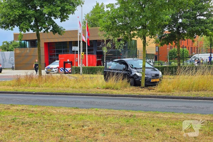 Bestuurder zwaargewond na aanrijding met boom