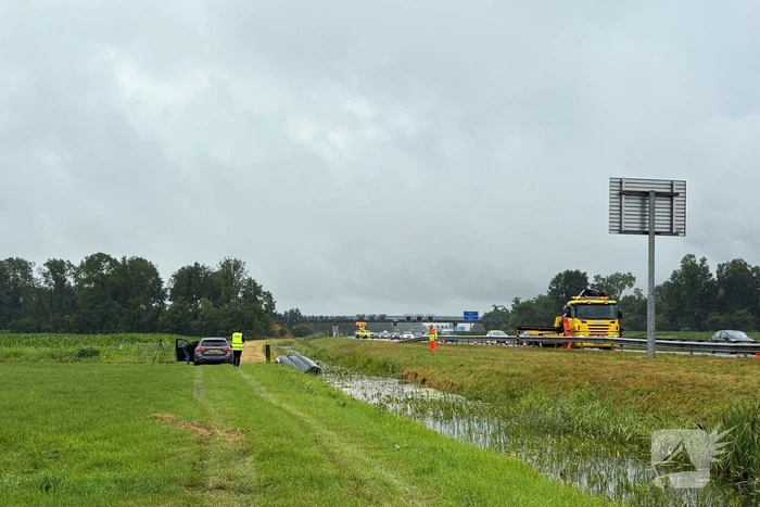 Automobilist raakt door onbekende oorzaak van de weg en belandt in sloot
