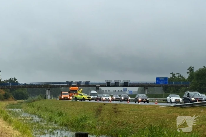 Automobilist raakt door onbekende oorzaak van de weg en belandt in sloot