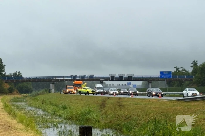 Automobilist raakt door onbekende oorzaak van de weg en belandt in sloot