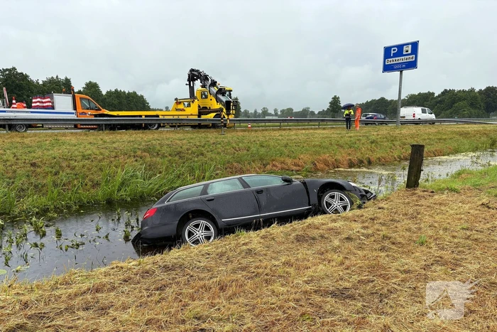 Automobilist raakt door onbekende oorzaak van de weg en belandt in sloot