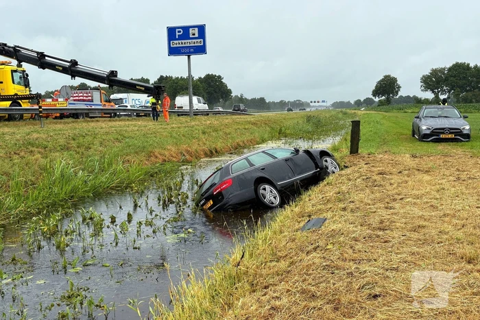 Automobilist raakt door onbekende oorzaak van de weg en belandt in sloot