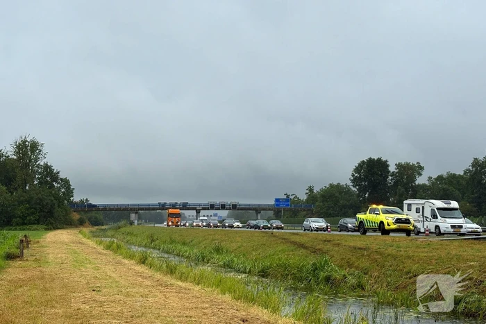Automobilist raakt door onbekende oorzaak van de weg en belandt in sloot