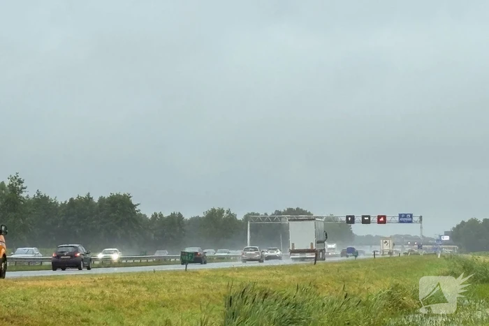 Automobilist raakt door onbekende oorzaak van de weg en belandt in sloot