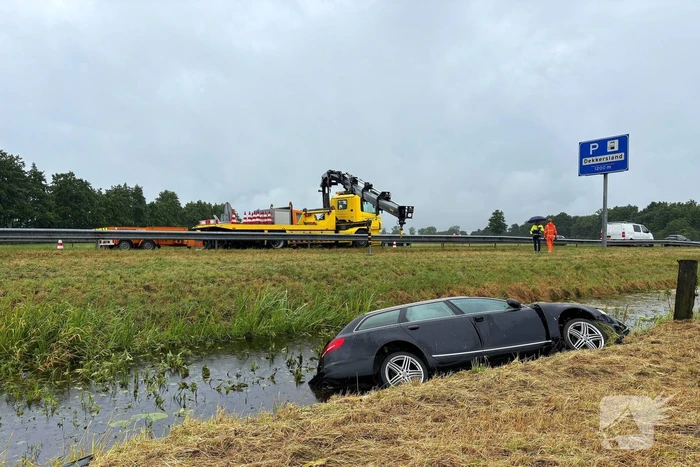 Automobilist raakt door onbekende oorzaak van de weg en belandt in sloot
