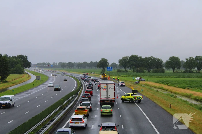 Automobilist raakt door onbekende oorzaak van de weg en belandt in sloot