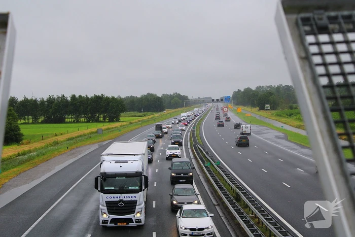 Automobilist raakt door onbekende oorzaak van de weg en belandt in sloot