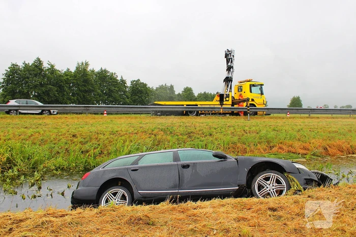 Automobilist raakt door onbekende oorzaak van de weg en belandt in sloot