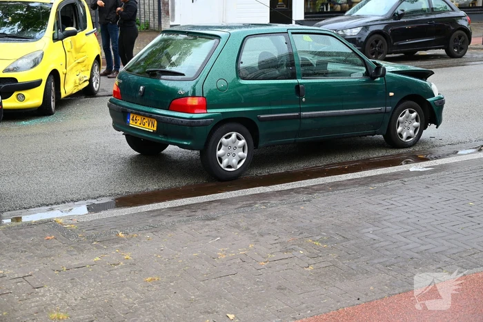 Veel schade bij aanrijding tussen twee voertuigen