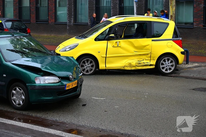 Veel schade bij aanrijding tussen twee voertuigen