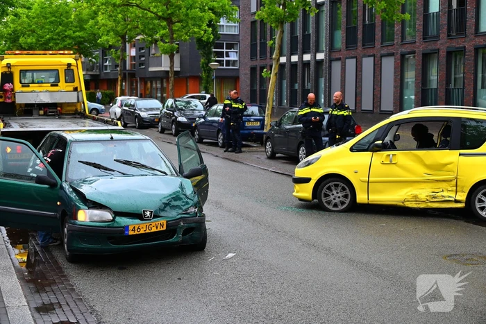 Veel schade bij aanrijding tussen twee voertuigen