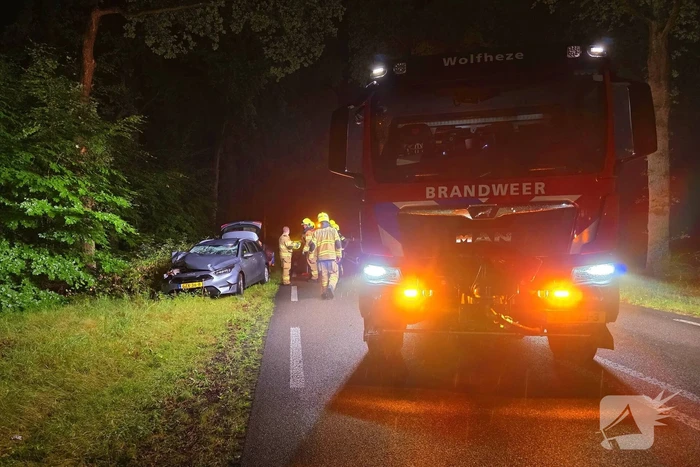 Automobiliste botst op afgebroken tak