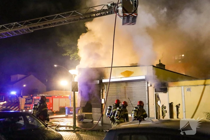 Uitslaande brand in viswinkel vergt inzet van brandweer
