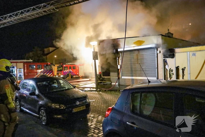 Uitslaande brand in viswinkel vergt inzet van brandweer