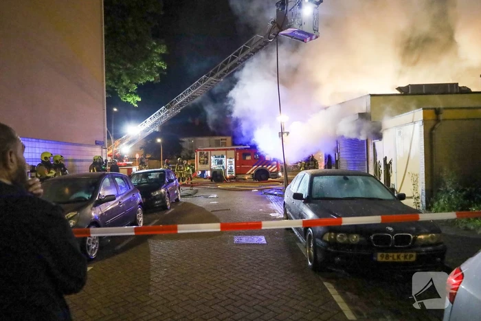 Uitslaande brand in viswinkel vergt inzet van brandweer