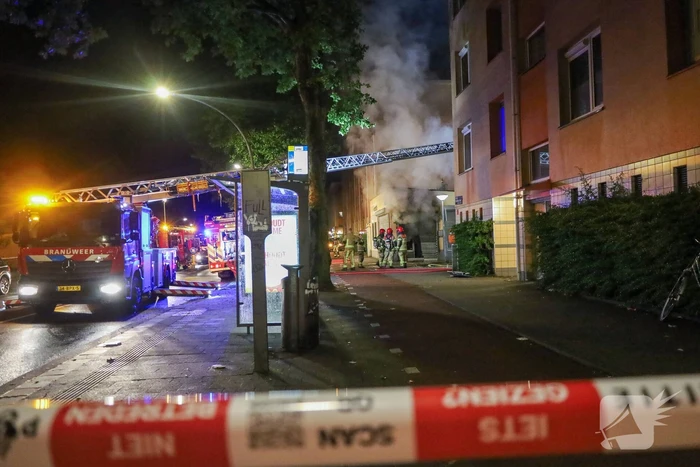 Uitslaande brand in viswinkel vergt inzet van brandweer