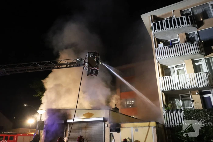 Uitslaande brand in viswinkel vergt inzet van brandweer