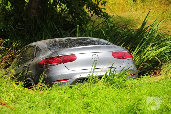 Persoonwagen eindigt in sloot
