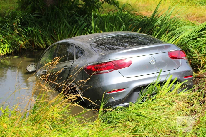 Persoonwagen eindigt in sloot