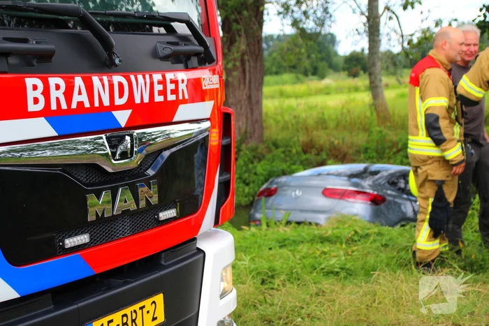 Persoonwagen eindigt in sloot