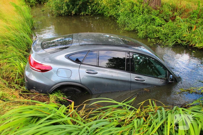 Persoonwagen eindigt in sloot