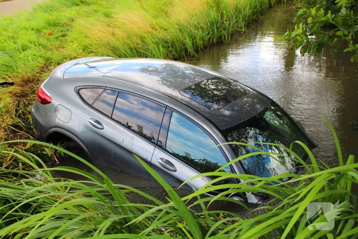 Persoonwagen eindigt in sloot