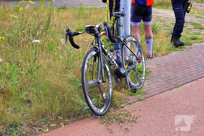Wielrenner aangereden op kruising