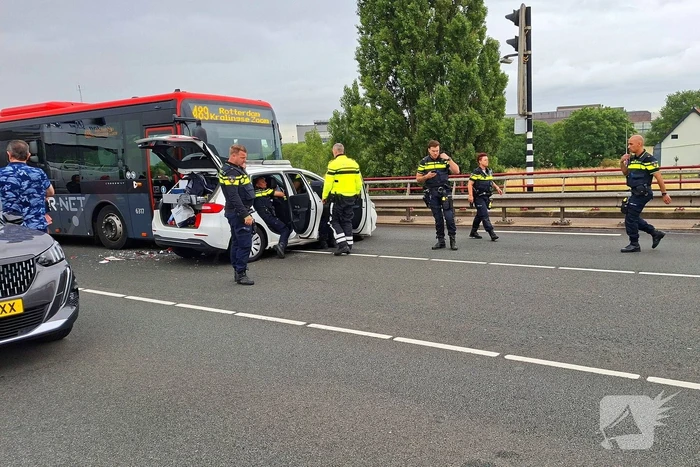 Politieauto en lijnbus botsen