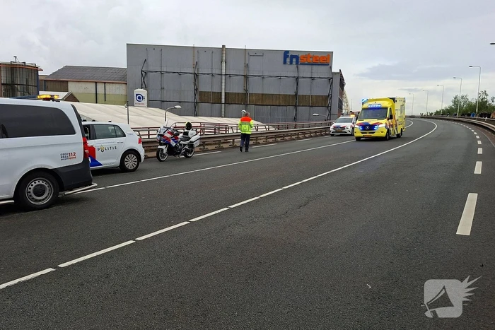 Politieauto en lijnbus botsen