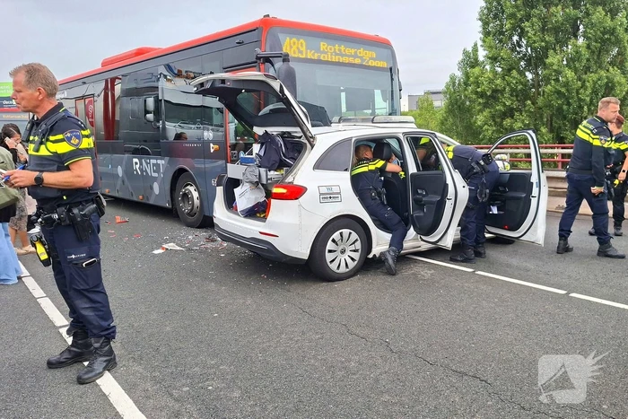 Politieauto en lijnbus botsen