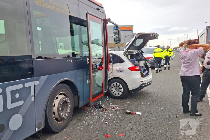 Politieauto en lijnbus botsen