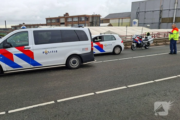 Politieauto en lijnbus botsen