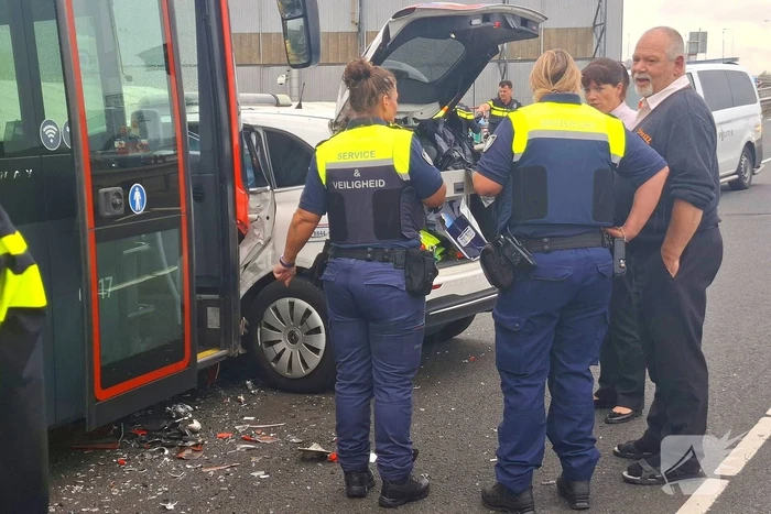 Politieauto en lijnbus botsen
