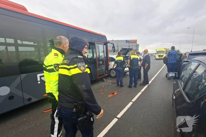 Politieauto en lijnbus botsen