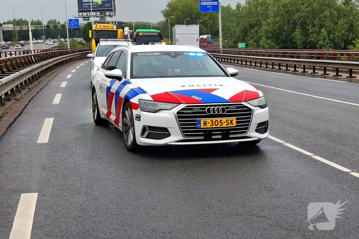 Politieauto en lijnbus botsen