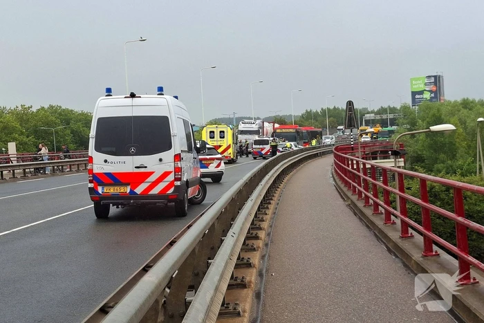 Politieauto en lijnbus botsen