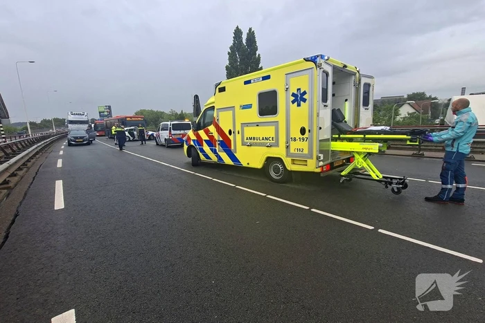 Politieauto en lijnbus botsen
