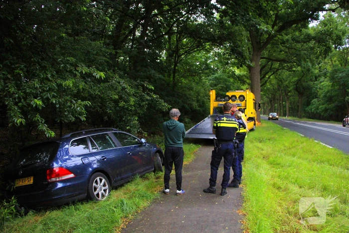 Auto belandt in greppel