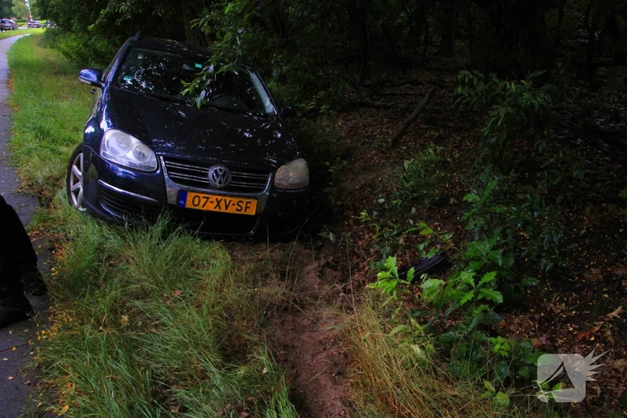 Auto belandt in greppel