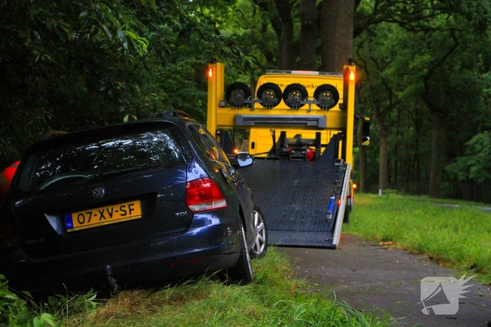 Auto belandt in greppel