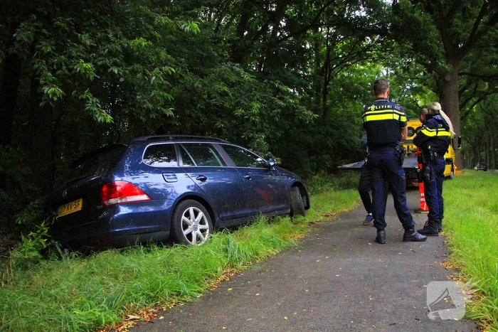 Auto belandt in greppel