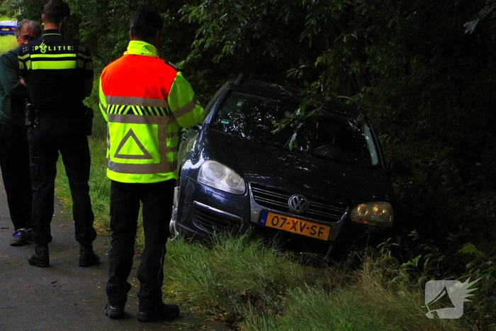Auto belandt in greppel