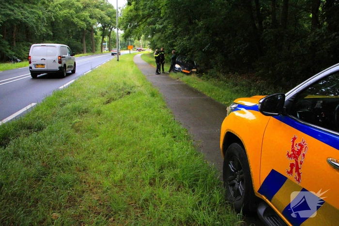 Auto belandt in greppel