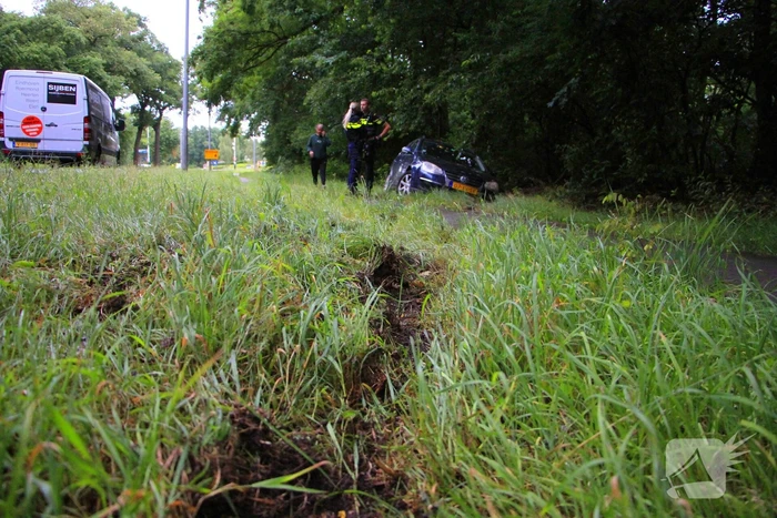 Auto belandt in greppel