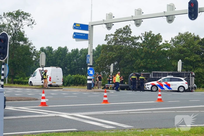 Bakwagen met schoenen gekanteld