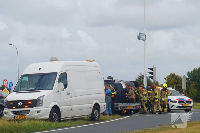 Bakwagen met schoenen gekanteld